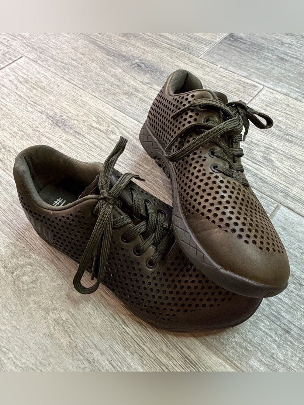 NOBULL Perforated Leather Trainer Men's Athletic Gym Shoes Sneakers Size M7 W8.5